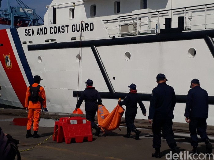 Evakuasi dan pencarian Sriwijaya Air SJ182. (Azhar Bagas Ramadhan/detikcom)