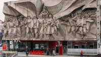 Di Belarus, ada gerai KFC yang menghadirkan interior dengan gaya seni Realisme Sosial. Bentuknya berupa mural khas Uni Soviet 1960-an. Foto: MNC Lifestyle