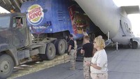 Pangkalan militer Amerika Serikat di Kandahar Afghanistan ini membawa restoran Burger King berjalan dengan sebuah kontainer untuk para serdadunya. Foto: MNC Lifestyle