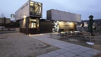 Starbucks biasanya memiliki bangunan modern dan tertutup, tapi berbeda dengan di Tukwila. Kedai kopi terkenal yang berdiri sejak 2012 ini justru menggunakan kontainer tua. Foto: MNC Lifestyle