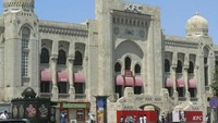 KFC, Baku, Azerbaijan, KFC terbesar di dunia ternyata berlokasi di Azerbaijan dan bentuknya sangat unik. KFC ini menggunakan stasiun Sabunchu yang dibangun pada tahun 1926 dan merupakan stasiun kereta api listrik pertama milik Uni Soviet. Foto: MNC Lifestyle
