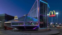 Gerai McDonald’s di New Mexico ini benar-benar terlihat sangat canggih. Bentuknya yang menyerupai UFO dikatakan sebagai simbol pendaratan UFO yang pernah terjadi di sekitar lokasi tersebut. Foto: MNC Lifestyle