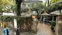 McD di Hangzhou ini menawarkan kenyamanan serasa di rumah nenek. Bangunan yang awalnya ingin dijadikan museum ini kemudian berubah menjadi Mcdonalds karena alasan biaya pengelolaan. Foto: MNC Lifestyle