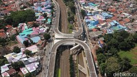 Warna-warni atap rumah warga yang dicat sedang ramai diperbincangkan masyarakat.