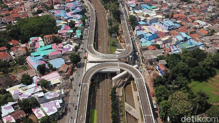 Atap rumah warga di sekitar Flyover Tapal Kuda Lenteng Agung sedang ramai diperbincangkan. Lalu, kapan diresmikannya? Padahal targetnya akhir tahun 2020 lalu lho.