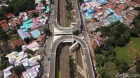 Namun, sayang pemandangan ini hanya bisa dilihat dari ketinggian atau drone.
