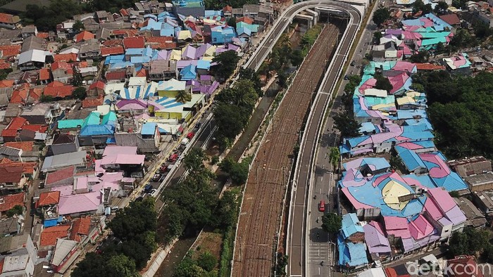 Atap rumah warga di sekitar Flyover Tapal Kuda Lenteng Agung sedang ramai diperbincangkan. Lalu, kapan diresmikannya? Padahal targetnya akhir tahun 2020 lalu lho.