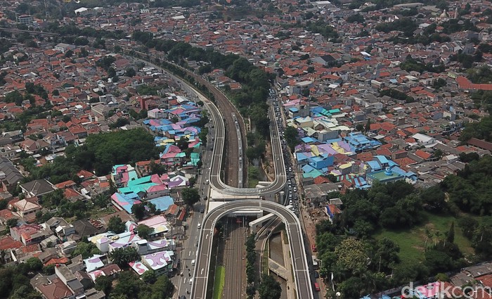 Atap rumah warga di sekitar Flyover Tapal Kuda Lenteng Agung sedang ramai diperbincangkan. Lalu, kapan diresmikannya? Padahal targetnya akhir tahun 2020 lalu lho.
