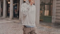Selain ramah dan tajir, Sean juga dikenal punya paras tampan. Lihat saja gaya santainya saat jalan sambil menikmati kopi di London ini.  Foto: instagram @gelaelized