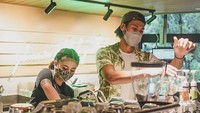 Nah kalau tampilannya seperti ini tak ada yang tahu kalau Sean adalah anak pemilik KFC. Ia bekerja layaknya pelayan restoran biasa. Foto: instagram @gelaelized