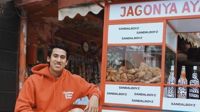 Gantengnya Sean Gelael Saat Santap Taco Bell dan Dorong Gerobak KFC
