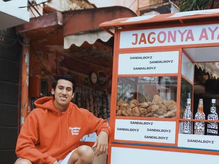 Gantengnya Sean Gelael Saat Santap Taco Bell dan Dorong Gerobak KFC