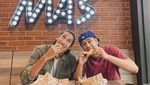 Gantengnya Sean Gelael Saat Santap Taco Bell dan Dorong Gerobak KFC