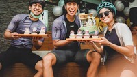 Pria 24 tahun ini juga dekat dengan para sahabat. Saat Sean ulang tahun, sebuah kue diantarkan oleh para sahabatnya. Mereka bahkan rela berkumpul memberikan surprise untuk Sean sejak dini hari.  Foto: instagram @gelaelized