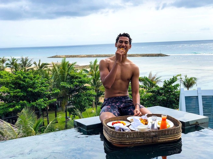 Gantengnya Sean Gelael Saat Santap Taco Bell dan Dorong Gerobak KFC