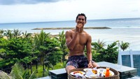 Sean Gelael dikenal sebagai pebalap Formula 3, namun ia juga populer karena sang ayah pemilik KFC dan juga Taco Bell. Sean bahkan akrab dengan beberapa artis papan atas seperti Raffi Ahmad, Gading Marten hingga Awkarin.  Foto: instagram @gelaelized