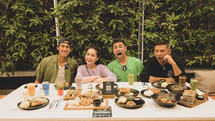 Gantengnya Sean Gelael Saat Santap Taco Bell dan Dorong Gerobak KFC