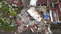 Fakta kedua, sebanyak 415 rumah rusak. Tercatat 415 rumah rusak. Namun BNPB masih melakukan pendataan untuk mengkategorikan tingkat kerusakan. AP Photo/Abdi Latief