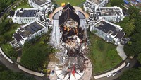 Fakta keempat, orang yang terjebak dalam bangunan masih didata. BNPB belum mengetahui jumlah orang terjebak dalam bangunan yang roboh akibat gempa di Kabupaten Majene dan Mamuju, Sulawesi Barat (Sulbar). BNPB masih melakukan pendataan. AP Photo/Abdi Latief