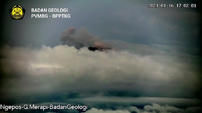 Gunung Merapi kembali mengeluarkan awan panas guguran, Sabtu (16/1/2021) pukul 17.00 WIB.