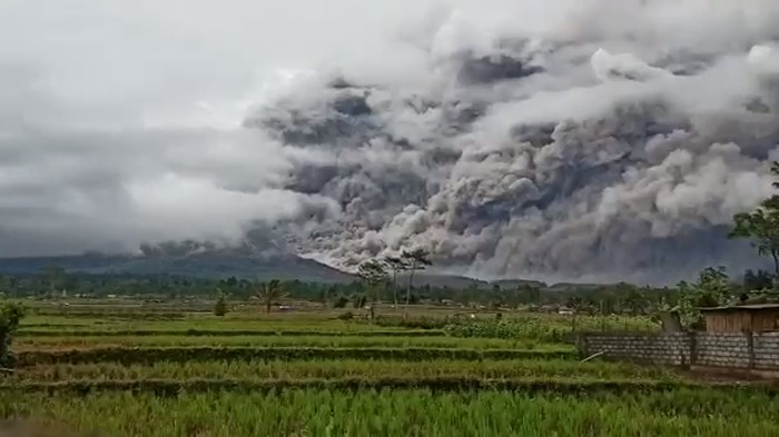 Gunung Semeru kembali mengeluarkan awan panas, Sabtu (16/1) sore sekitar pukul 17.24 WIB. Semburan ini memiliki jarak luncur sekitar 4,5 kilometer.