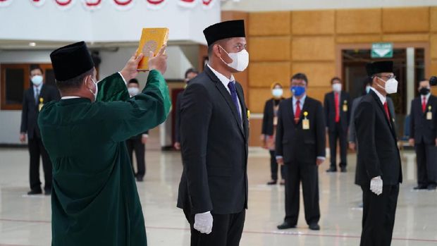 Hendi Pratama, komika yang dilantik jadi Wakil Rektor Unnes.