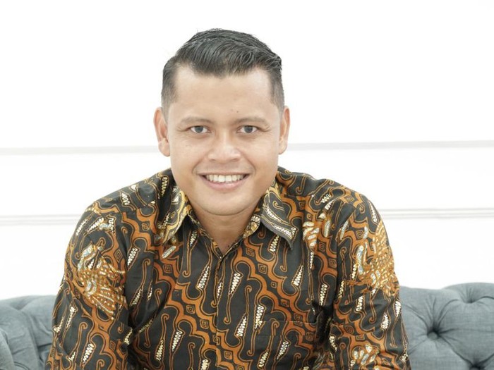 Hendi Pratama, komika yang dilantik jadi Wakil Rektor Unnes.