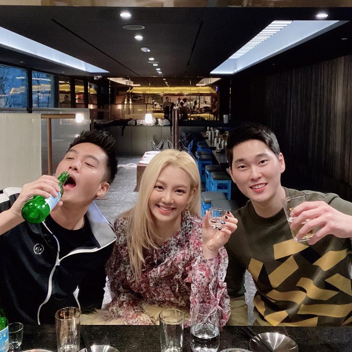 Hyoyeon SNSD Cantiknya Hyoyeon SNSD saat Makan Es Krim di Tepi Pantai