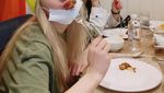 Cantiknya Hyoyeon SNSD saat Makan Es Krim di Tepi Pantai