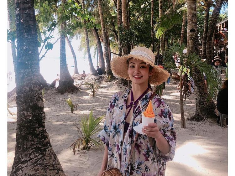 Cantiknya Hyoyeon SNSD saat Makan Es Krim di Tepi Pantai