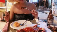 Soal kuliner, Hyoyeon menyukai hidangan seafood. Sebelumnya ia menikmati lobster dan kini ia menikmati kepiting berukuran besar. Foto: Instagram @hyoyeon_x_x