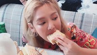 Pose menggemaskan Hyoyeon saat makan ini bikin netizen salah fokus. Menu kali ini adalah sandwich dengan kentang goreng. Foto: Instagram @hyoyeon_x_x