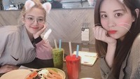 Untuk kulineran, Hyoyeon juga sering menghabiskan waktu luang dengan nongkrong di sebuah kafe. Ia juga sering mengajak temannya untuk kulineran bersama. Foto: Instagram @hyoyeon_x_x