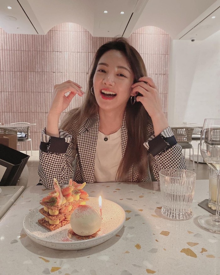 Cantiknya Hyoyeon SNSD saat Makan Es Krim di Tepi Pantai