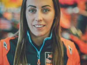 Ini Jenny Anderson, Teknisi Data Cantik KTM yang Dibajak Marc Marquez