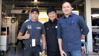 Ayahanda Avila, Alvin Bahar yang juga merangkap manajernya mengaku bangga bisa melihat putra sulungnya itu berkembang sesuai yang ia harapkan. Kalau di Digital Motorsport Avila ingin mencatat prestasi lebih lagi hingga tingkat dunia, di balapan faktual di ISSOM, ia menargetkan bisa mempertahakan gelar suara yang ada sehingga nantinya prestasi di balapan ISSOM maupun digital motorsport bisa seiring sejalan. dok. JMX Phantom