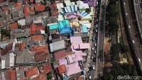 Pengecatan 168 genteng rumah tersebut merupakan bagian dari upaya memperindah kota Jakarta Selatan, terlebih jika dilihat dari atas jalan flyover Tapal Kuda. 