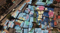 Terletak di Kecamatan Jagakarsa, Kota Administrasi Jakarta Selatan, warga kampung ini menciptakan Kampung Warna-warni. Lokasi persisnya ada di RW 07 dan RW 04.