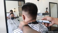 Armor mengungkapkan, di masa pandemi COVID-19 sektor usaha barber shop sangat terdampak, apalagi dengan adanya aturan social distancing dan physical distancing.