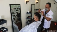 Lalu apa saja, yang didapatkan para calon barberman yang bersekolah di Sekolah Cukur ini? Sekolah cukur mengajarkan segala teknis, serta pelajaran pengembangan bisnis dari sekolah cukur itu sendiri, jadi dengan sinergi ini dapat menciptakan baberman atau tukang cukur yang lebih memilki standarisasi dan jaminan untuk mendapatkan kehidupan yang lebih baik lagi.