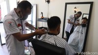 Dengan adanya sekolah cukur ini, profesi tukang cukur bisa menjadi bisnis yang menjanjikan dan menyerap lapangan kerja baru di Jawa Barat.