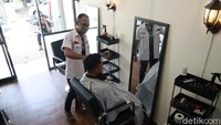 Selain itu, pihaknya berharap bisnis barber shop di Jawa Barat bisa menyasar semua kalangan. Dari klas bawah hingga atas. Sementara itu, Ketua BPD HIPMI Jabar Surya Batara Kartika berujar, program tersebut akan diadopsi dan akan membantu permodalan dan bekerjasama dengan pemerintah daerah.