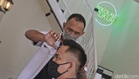 Direktur Utama Sekolah Cukur Armor Toreador mengatakan, Sekolah Cukur ini baru pertama didirikan di Kota Bandung. Hal ini dilakukan, untuk mengatasi pengangguran di masa pandemi COVID-19.