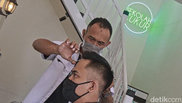 Keren! Bandung Punya Sekolah Cukur untuk Pengangguran Bercita-cita menjadi barberman atau tukang cukur profesional? Kini di Kota Bandung ada sekolah cukur untuk mengatasi pengangguran di masa pandemi COVID-19.