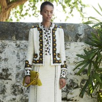 Desainer Tory Burch menampilkan setelan jaket dan celana serta gaun bergaya bohemian yang cantik di koleksi terbaru Pre-Fall 2021.Foto: dok. Tory Burch.