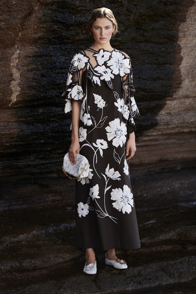 Desainer Tory Burch menampilkan setelan jaket dan celana serta gaun bergaya bohemian yang cantik di koleksi terbaru Pre-Fall 2021. Foto: dok. Tory Burch.