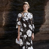 Desainer Tory Burch menampilkan setelan jaket dan celana serta gaun bergaya bohemian yang cantik di koleksi terbaru Pre-Fall 2021. Foto: dok. Tory Burch.