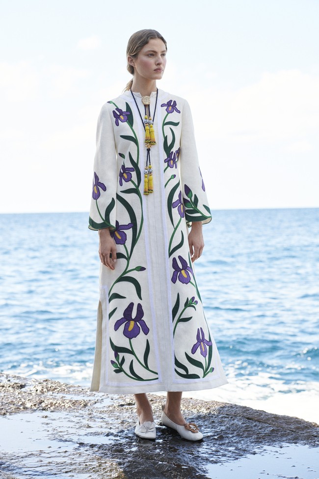 Desainer Tory Burch menampilkan setelan jaket dan celana serta gaun bergaya bohemian yang cantik di koleksi terbaru Pre-Fall 2021. Foto: dok. Tory Burch.