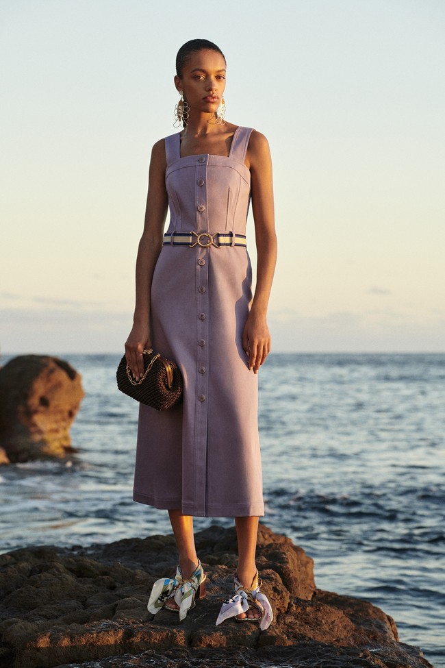 Desainer Tory Burch menampilkan setelan jaket dan celana serta gaun bergaya bohemian yang cantik di koleksi terbaru Pre-Fall 2021. Foto: dok. Tory Burch.