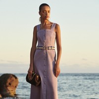 Desainer Tory Burch menampilkan setelan jaket dan celana serta gaun bergaya bohemian yang cantik di koleksi terbaru Pre-Fall 2021. Foto: dok. Tory Burch.